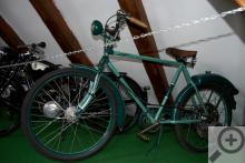 Sen hipsterů všech zemí, zelený drak s motorkem