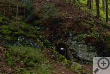 Po cestě můžete narazit na vchody do starých štol